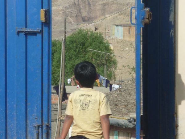 Niños del barrio desfavorecido Pachacútec en Lima tomada por la Asociación Altiplano en Lima