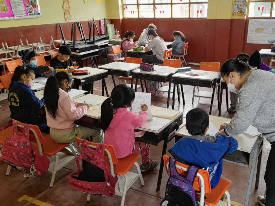 Trabajo de Altiplano en Perú, cursos extracurriculares para niños de Pachacutec 